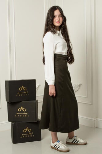 مريول طقم بلوزة وتنورة زيتي جيوب جانبية