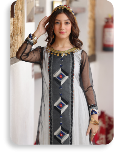 فستان يوم التأسيس سن محير مع وشاح تل