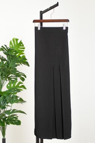 تنورة سوداء بكسرات أمامية راقية