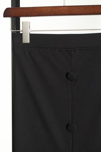 تنورة سوداء بأزرار أمامية وفتحة أنيقة