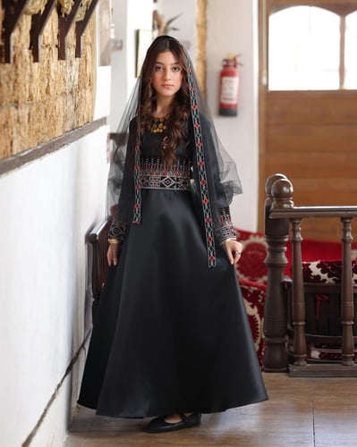 فستان السن المحير ميكادو أسود مطرز