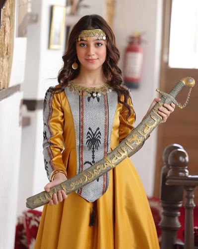 فستان يوم التأسيس سن محير كموني