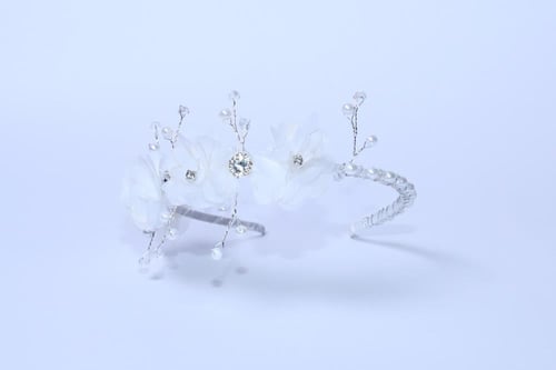 تاج مزين بكريستال وورود لون ابيض