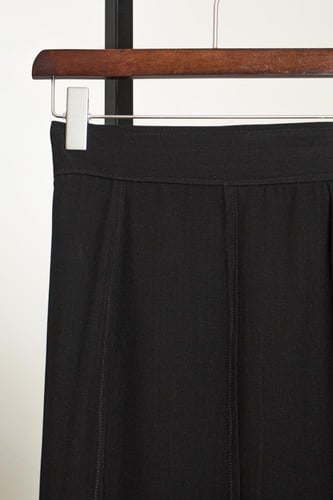 تنورة سوداء طويلة بقصّة انسيابية