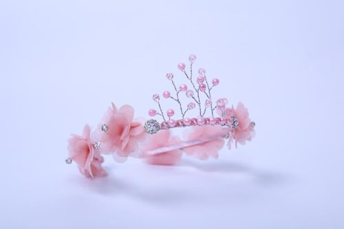 تاج مزين بكريستال وورود خربزي على زهري