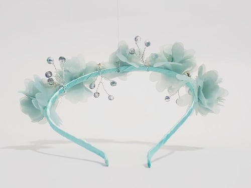 تاج مزين بكريستال وورود لون تيفاني