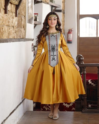 فستان يوم التأسيس سن محير كموني