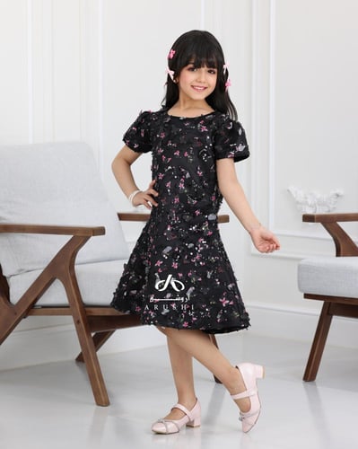 فستان بناتي سهره من خامة التفته الفرنسي عليها تطري...