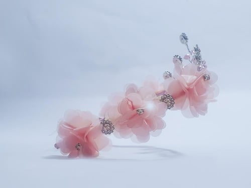 تاج مزين بكريستال وورود زهري على طوبي