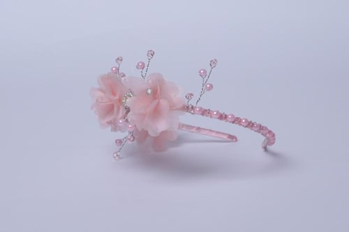 تاج مزين بكريستال وورود خربزي على زهري