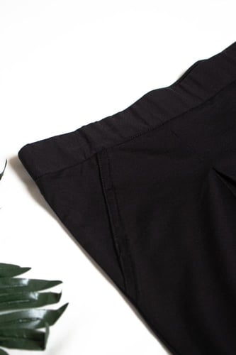 بنطلون نسائي أسود أنيق بتصميم كلاسيكي