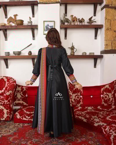 فستان يوم التأسيس السن المحير مع شال