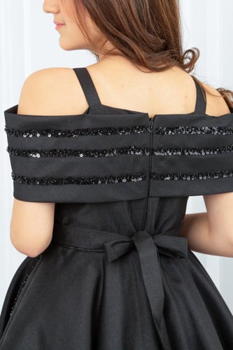 فستان سهرة أسود ملكي للسن المحير