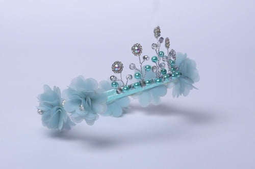 تاج مزين بكريستال وورود تيفاني