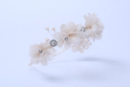 تاج مزين بكريستال وورود لون بيج