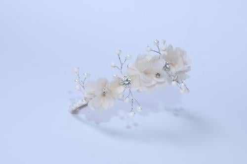 تاج مزين بكريستال وورود بيج