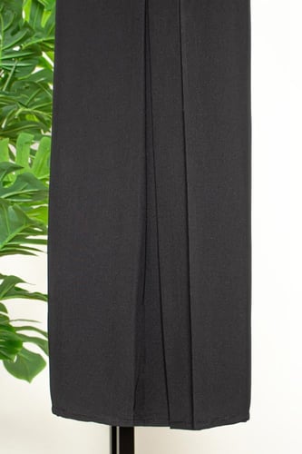 تنورة سوداء بكسرات أمامية راقية