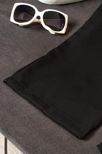 بنطلون نسائي أسود بتصميم بسيط ورايق