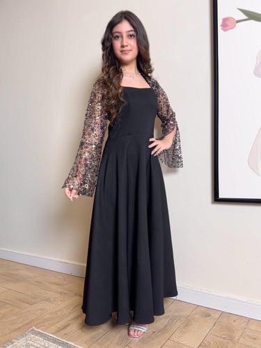 فستان غيداء الأنيق باربي أسود فاخر بأكمام مطرزة .....