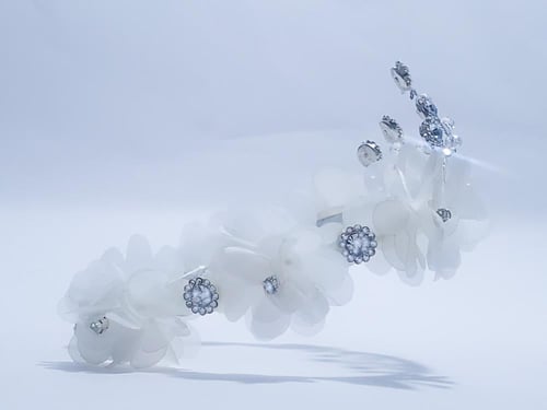 تاج مزين بكريستال وورود اوف وايت