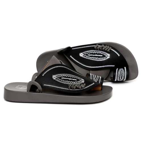 حذاء شرقي طبي اسود في رصاصي