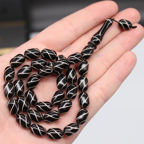 سبحة من حجر الارزروم الأسود مطعم بخطوط من الفضة