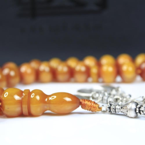 مسباح مسكي عسلي بلمسة أثرية و خرز دائري كبير