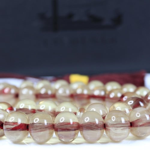 سبحة فاتوران لون كريمي شفاف بخيط عنّابي خرز كبير