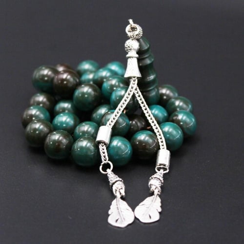 مسباح مسكي اخضر ممزوج بالبني بخرز دائري وشرابة كلا...