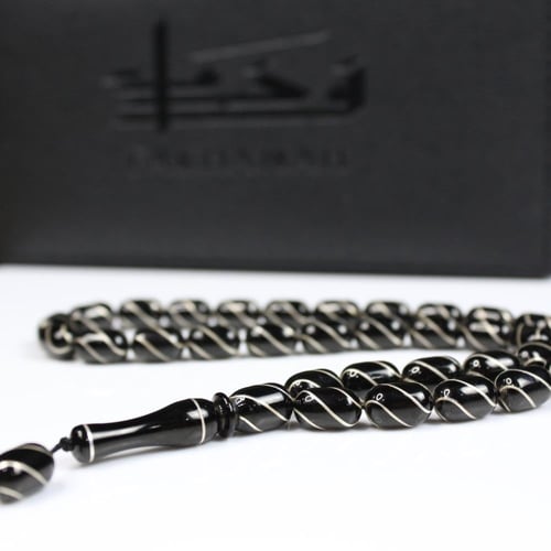 سبحة من حجر الارزروم الأسود مطعم بخطوط من الفضة