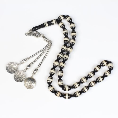 سبحة كوك أسود بنقوش بيضاء