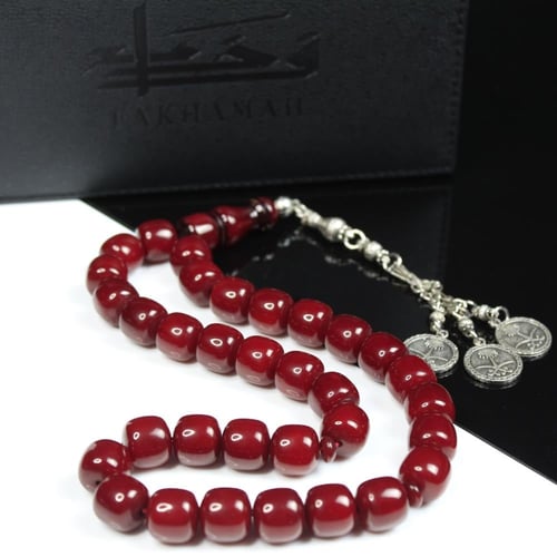 سبحة مسكي كرزي معتقة بشرابة تحمل شعار المملكة