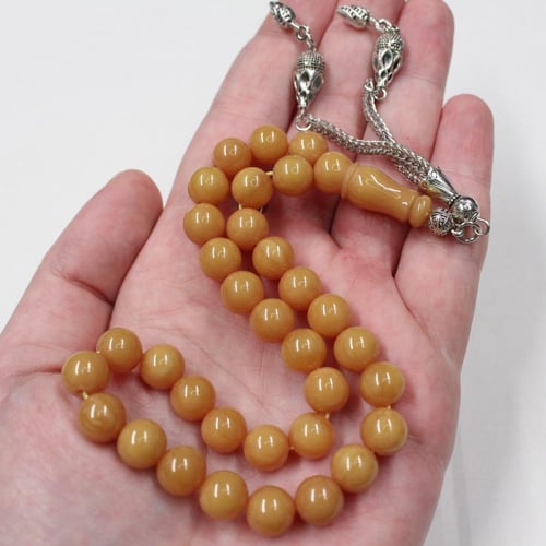 سبحة مسكي عسلي هادئة بحبات دائرية وشرابة مميزة