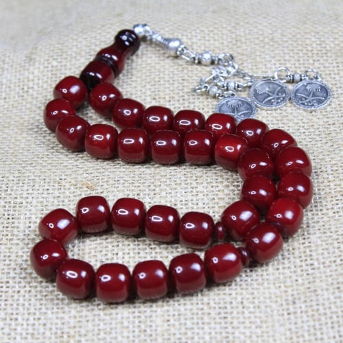 سبحة مسكي كرزي معتقة بشرابة تحمل شعار المملكة