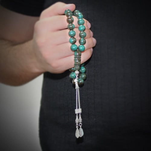 مسباح مسكي اخضر ممزوج بالبني بخرز دائري وشرابة كلا...