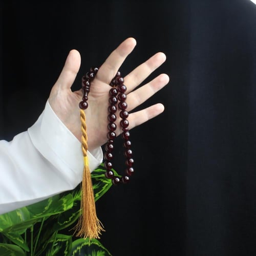 مسباح مسكي كرزي داكن – خرز دائري وكركوشة قطنية