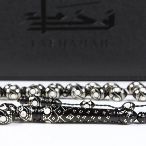 سبحة يسر طبيعي مطعم بالفضة والمرجان الأبيض