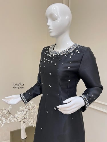 فستان مطرز اكمام