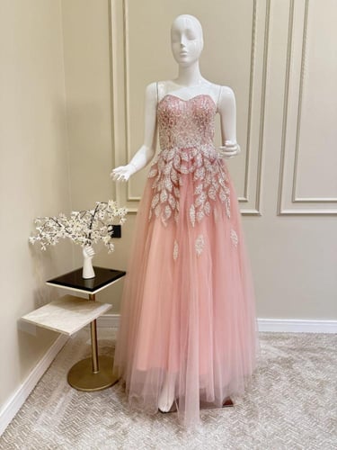 فستان سهرة لحمي