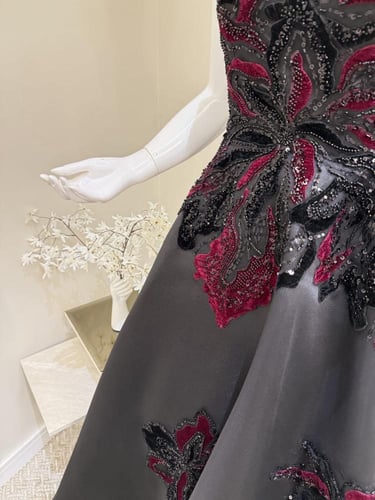 فستان سهرة مطرز كلفة مخمل