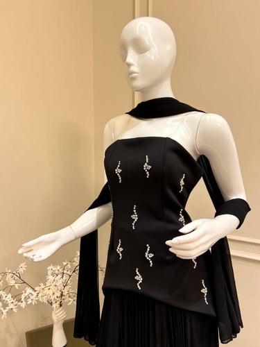 فستان مطرز بكسرات