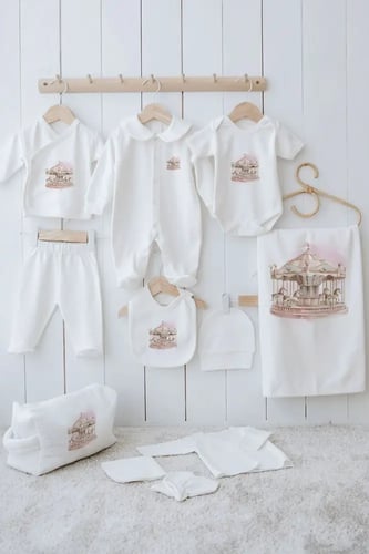 هدية مواليد مكونة من ١١ قطعة فاخرة داخل صندوق كشكش...