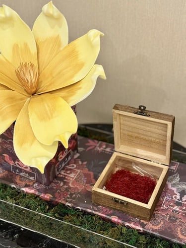 زهرة الماغنوليا مع صندوق فاخر بمحتويات حسب اختيارك