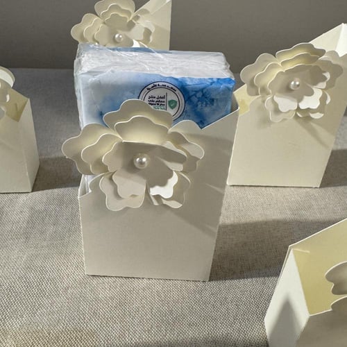 منديل جيب مع ورده بارزه