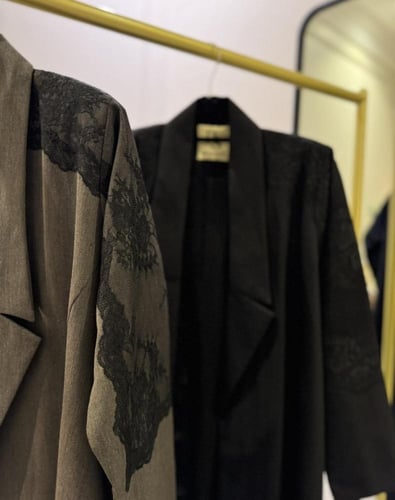 عباية بليزر نصف كلوش مع تداخل دانتيل فرنسي