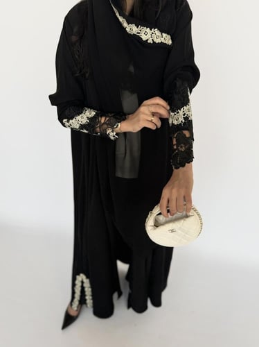 عبايه نصف كلوش مع تطريز بالجوبير