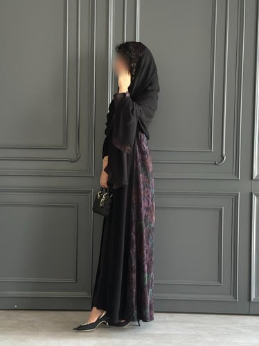 عبايه نصف كلوش كريب كوري اسود مع تداخل حرير مغسول...