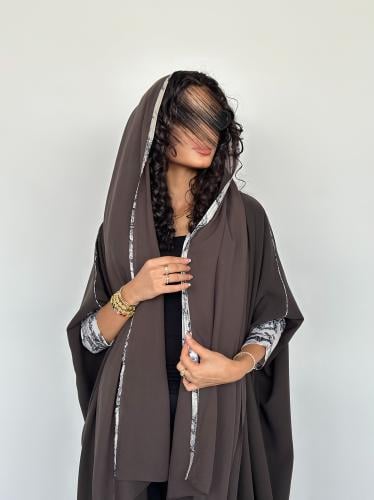 عباية نصف بشت كريب ياباني بني مع تداخل حرير فرنسي