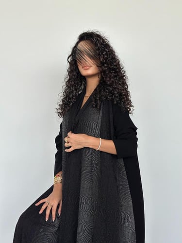 عباية نصف كلوش كريب ياباني اسود مع تداخل كريب بتمو...