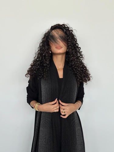 عباية نصف كلوش كريب ياباني اسود مع تداخل كريب بتمو...